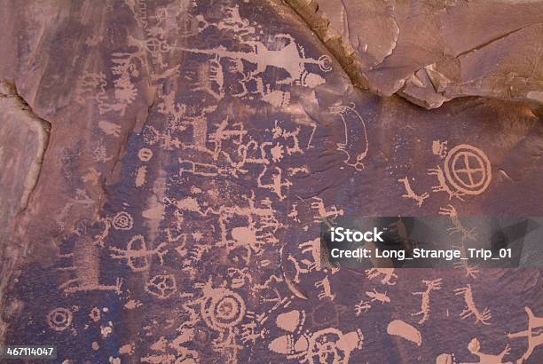 Newspaper Rock Petroglyphs Parque Nacional De Canyonlands Utah Agulhas Distrito - Fotografias de stock e mais imagens de Declínio
