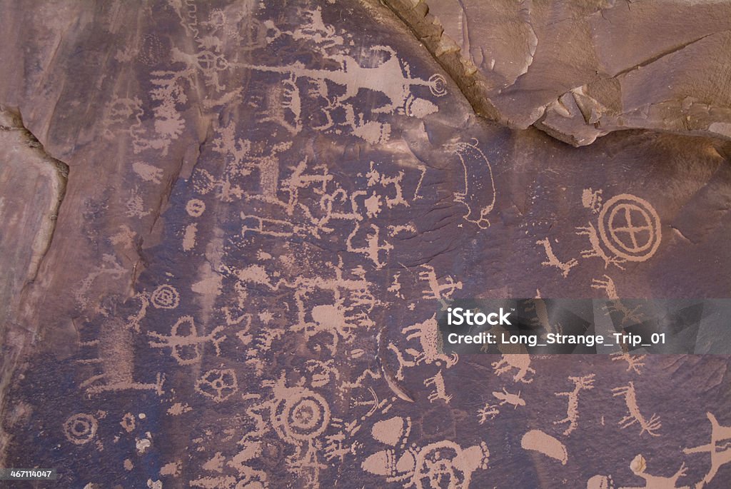 Скала газеты Petroglyphs Национальный парк Каньонлэндс иглы района Юта - Стоковые фото Dead Horse Point State Park роялти-фри