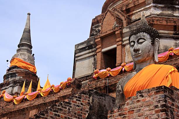 исторический город аюттхая, таиланд - wat chaiwattanaram стоковые фото и изображения