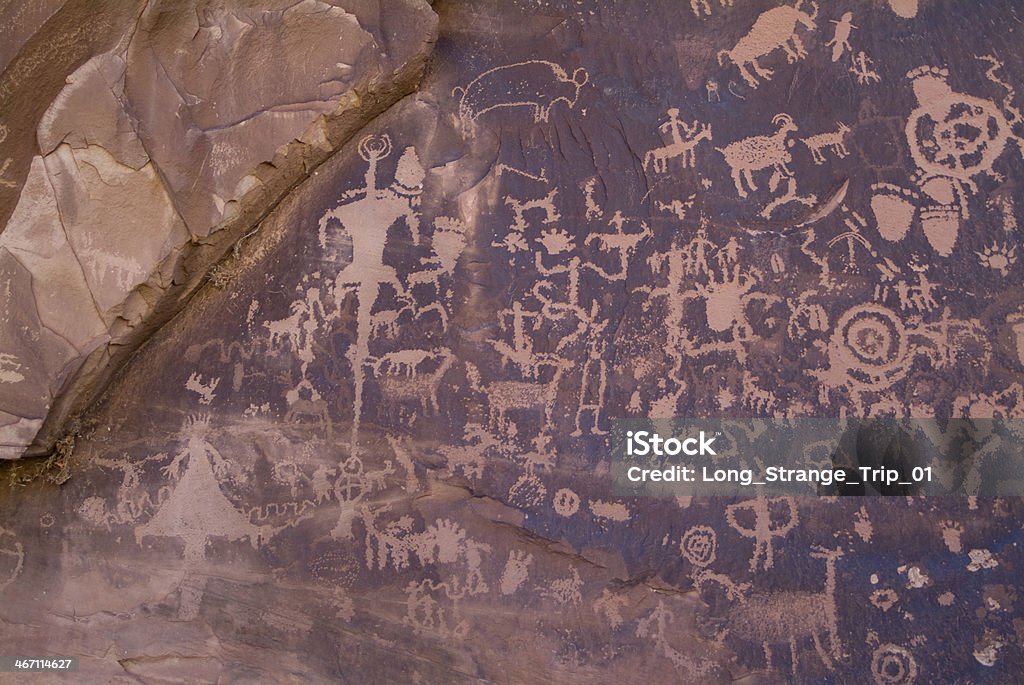Red Rocks esculpidas inscritos com imagens petróglifos de Canyonlands, Utah - Foto de stock de Combustível fóssil royalty-free