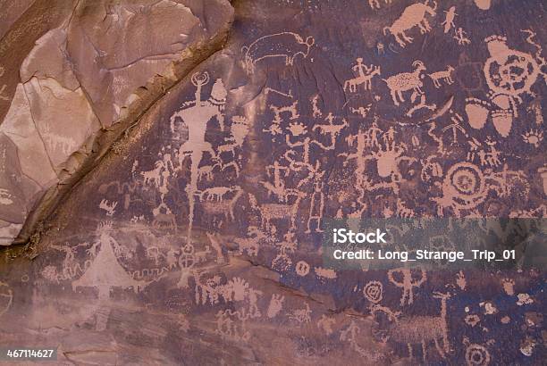 Foto de Red Rocks Esculpidas Inscritos Com Imagens Petróglifos De Canyonlands Utah e mais fotos de stock de Combustível fóssil
