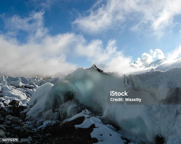 Glaciar Khumbu Más Grande Del Mundo Que Soriginan A Partir De La Más Foto de stock y más banco de imágenes de Aire libre