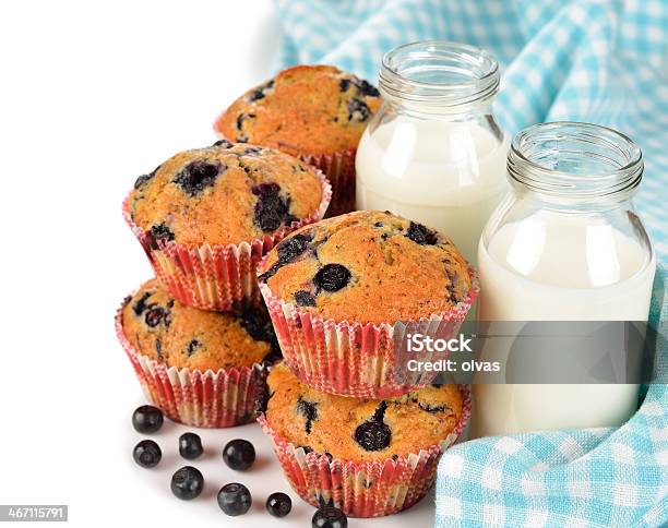 Bollos De Arándanos Y La Leche Foto de stock y más banco de imágenes de Alimento - Alimento, Arándano, Bebida