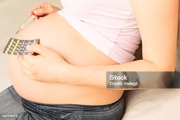 배꼽 임신한 여성 앉아 가정의 방에 대한 스톡 사진 및 기타 이미지 - 가정의 방, 거실, 건강관리와 의술
