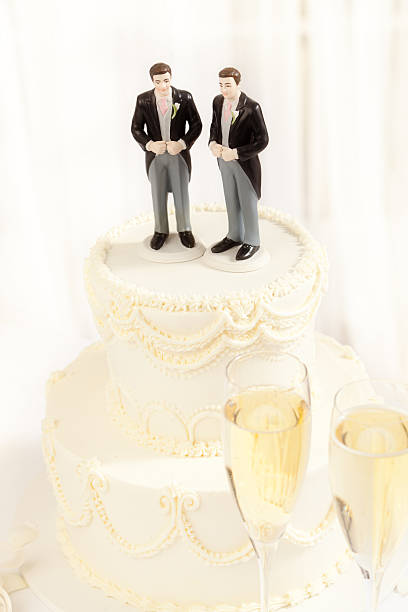 gâteau de mariage gay homme couvre-gros plan vertical - homosexual wedding married engagement photos et images de collection