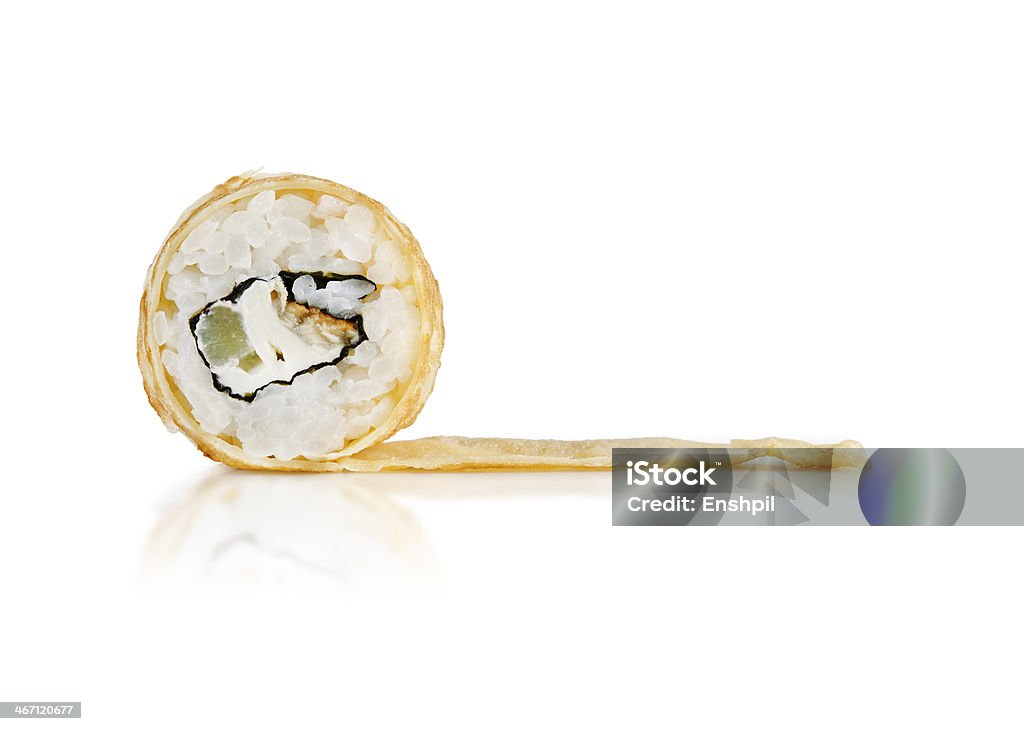 Involtini di sushi giapponese tradizionale fresca su sfondo bianco - Foto stock royalty-free di Anguilla di mare