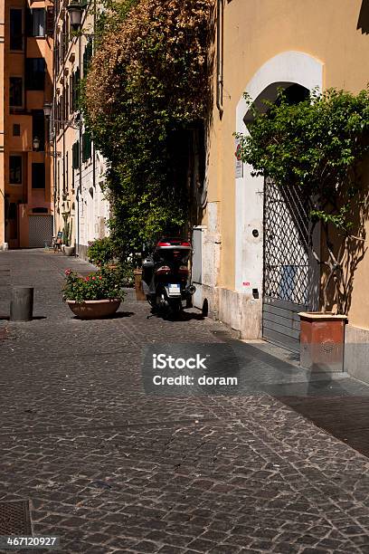 Foto de De Roma e mais fotos de stock de Beco - Beco, Bicicleta Motorizada, Capitais internacionais