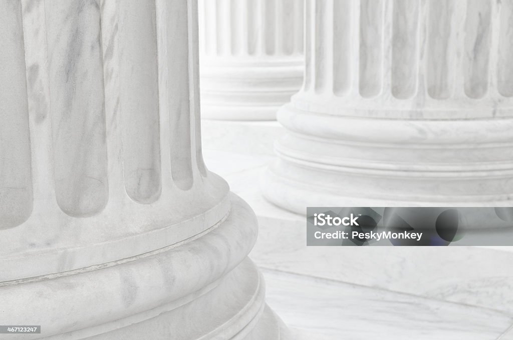 Coluna de mármore branco Colonnade Vertical Close-Up do Supremo Tribunal em Washington - Foto de stock de Abstrato royalty-free