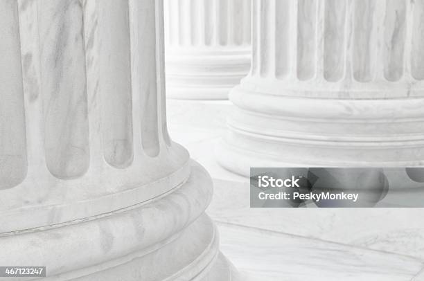 Foto de Coluna De Mármore Branco Colonnade Vertical Closeup Do Supremo Tribunal Em Washington e mais fotos de stock de Abstrato