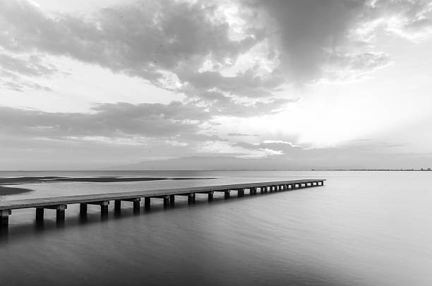пристань на море ebre delta del ebro черно-белый - sea black and white horizontal horizon over water стоковые фото и изображения