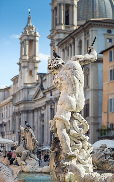 fuente de neptuno, piazza navona en roma, italia - statue roman god neptune men fotografías e imágenes de stock