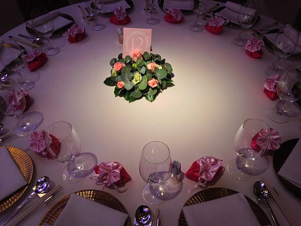 sinal de reservado sobre bonita na mesa de banquete - banquet table set restaurant imagens e fotografias de stock