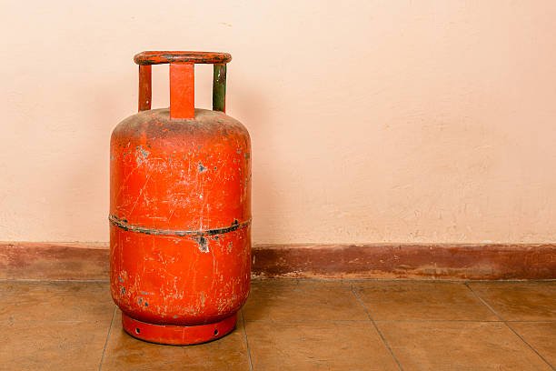 красный газовый цилиндр - oxygen tank cylinder natural gas storage compartment стоковые фото и изображения