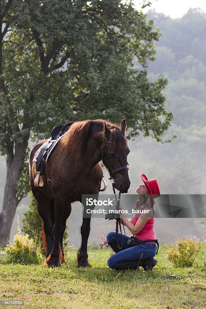 Mulher de chapéu vermelho cavalo - Foto de stock de Adulto royalty-free