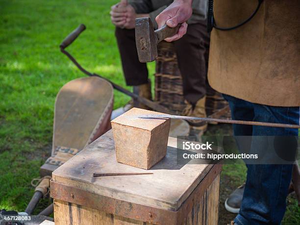 Herrero En El Trabajo Foto de stock y más banco de imágenes de Acero - Acero, Almádana, Arte y artesanía