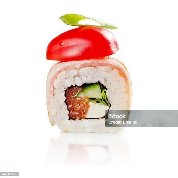 Tradycyjne Japońskie Sushi Rolki Świeże Na Białym Tle - zdjęcia stockowe i więcej obrazów Azja