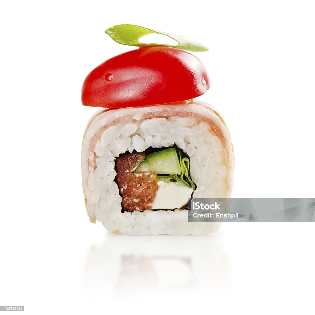 Rolos de sushi japonês tradicional frescos em um fundo branco - Royalty-free Almoço Foto de stock