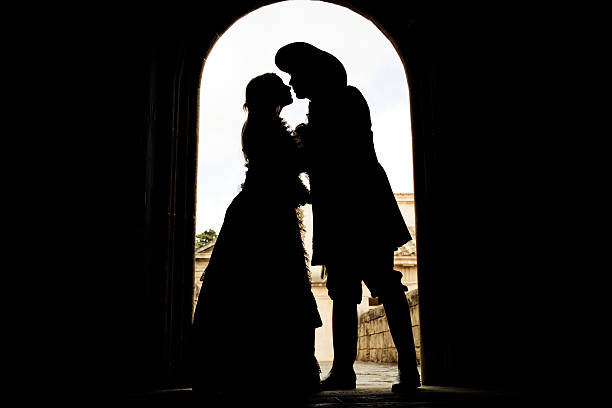 silueta de beso romeo y julieta - romeo julieta fotografías e imágenes de stock