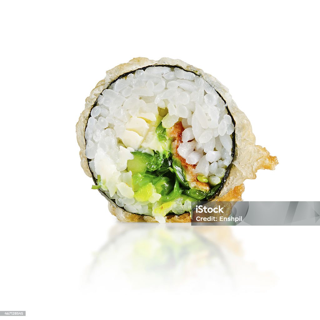 Involtini di sushi giapponese tradizionale fresca su sfondo bianco - Foto stock royalty-free di Alga