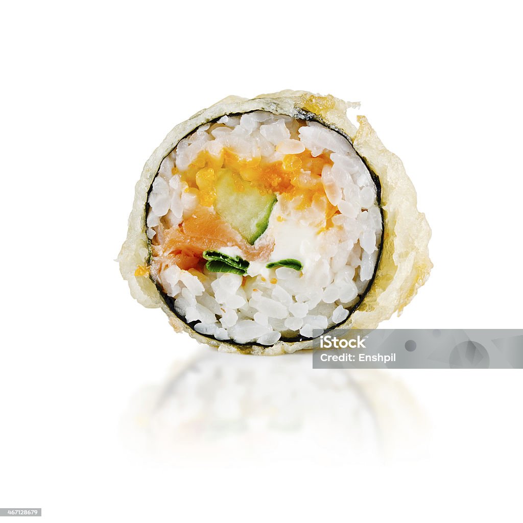 Rolinhos de sushi fresco japonês tradicional em um fundo branco - Foto de stock de Almoço royalty-free