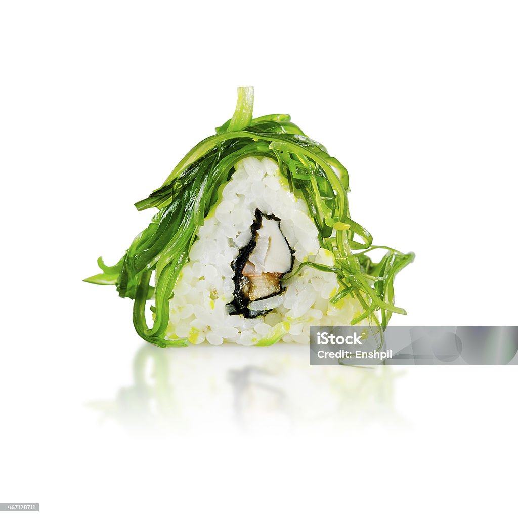 Traditionnel des rouleaux de sushi japonais sur fond blanc - Photo de Algue libre de droits