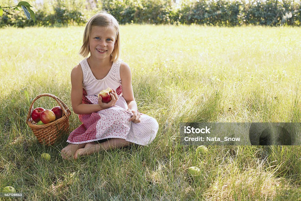 Dziecko z apple - Zbiór zdjęć royalty-free (Biały)