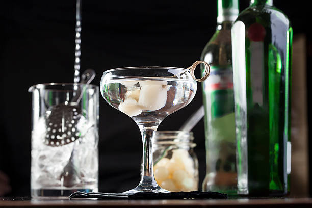 gibson cocktail - dry vermouth - fotografias e filmes do acervo