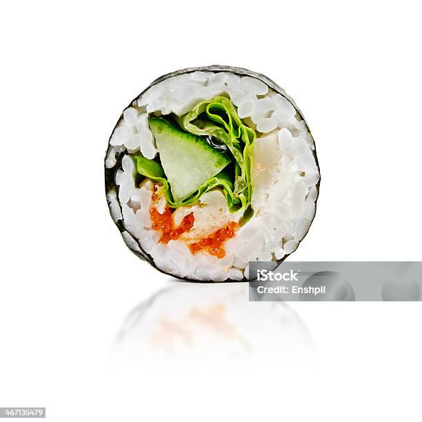 Photo libre de droit de Traditionnel Des Rouleaux De Sushi Japonais Sur Fond Blanc banque d'images et plus d'images libres de droit de Aliment