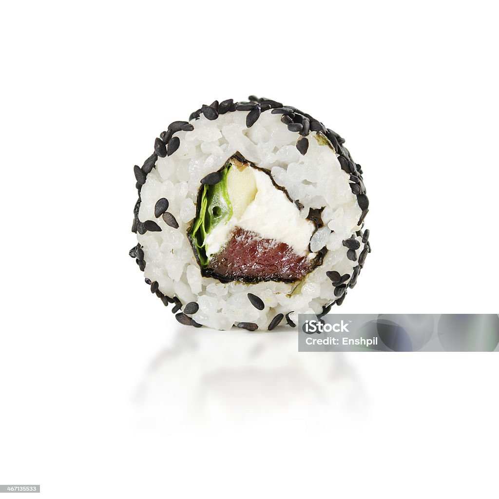Tradycyjne japońskie sushi rolki świeże na białym tle - Zbiór zdjęć royalty-free (Awokado)
