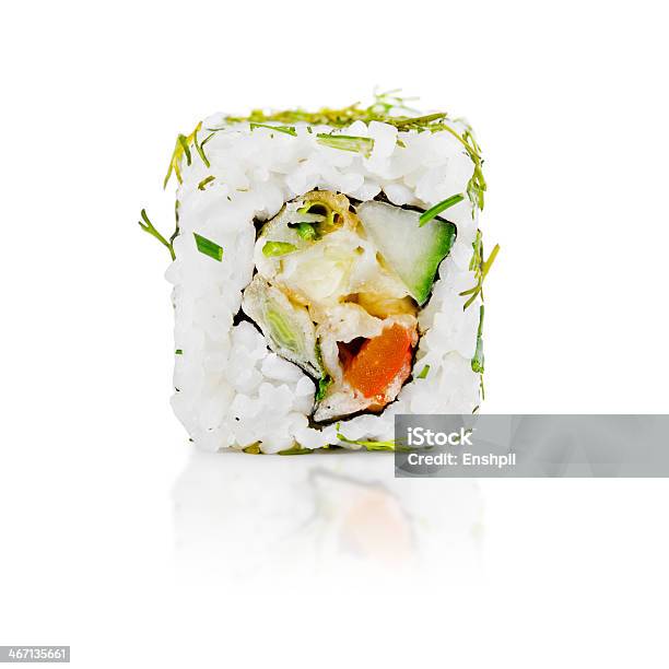 Rolos De Sushi Japonês Tradicional Frescos Em Um Fundo Branco - Fotografias de stock e mais imagens de Almoço