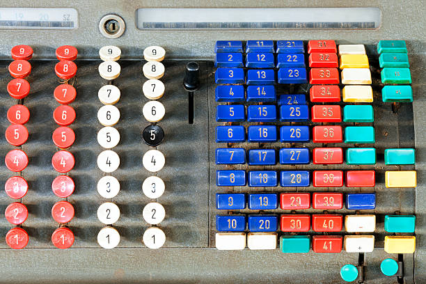 ヴィンテージの計算機キーパッドのクローズアップ - cash register old fashioned antique shopping ストックフォトと画像