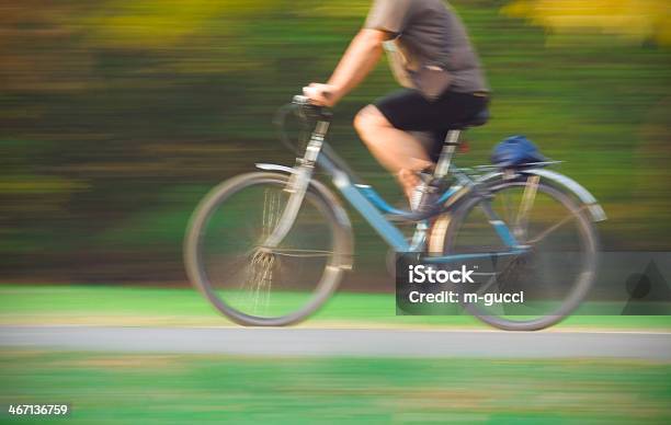 Foto de Ciclista Em Movimento Desfocado e mais fotos de stock de 30 Anos - 30 Anos, 40-49 anos, Abstrato