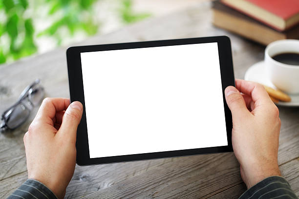 цифровая таблетки с пустой экран - e reader digital tablet cafe reading стоковые фото и изображения