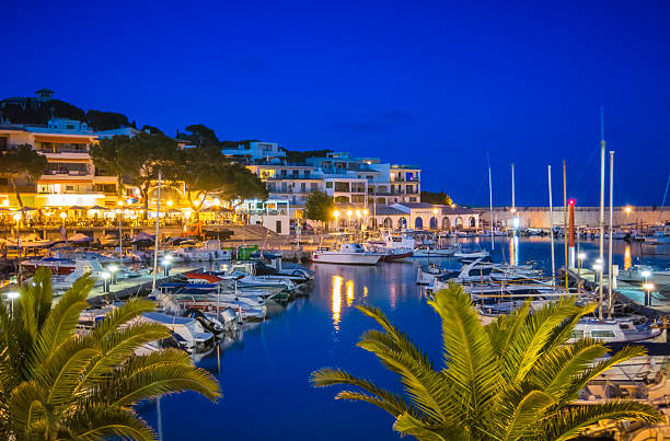 マリーナ・ratjada 夜 - yacht harbor anchored bay ストックフォトと画像