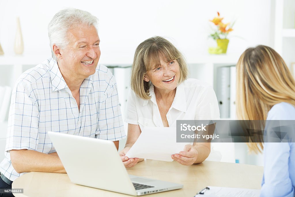 Coppia Senior incontro con un consulente finanziario. - Foto stock royalty-free di Coppia anziana