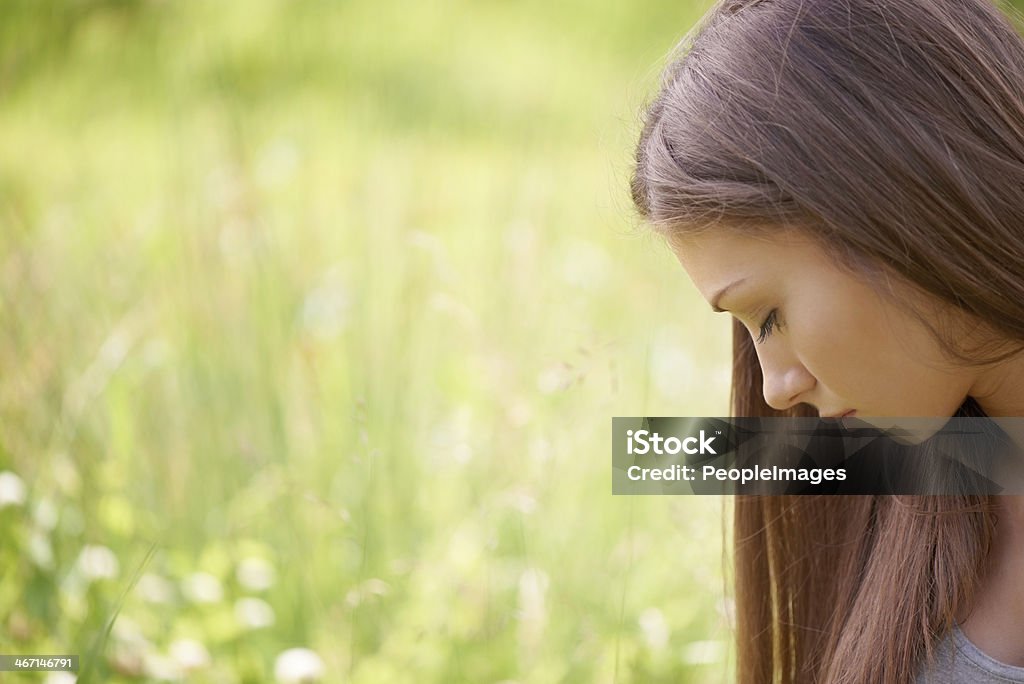 Marquer de pause de réflexion dans la nature - Photo de 18-19 ans libre de droits