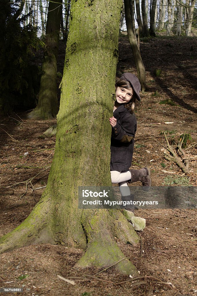 Criança feliz na floresta - Royalty-free Andar Foto de stock