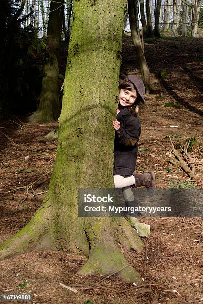 Criança Feliz Na Floresta - Fotografias de stock e mais imagens de Andar - Andar, Ao Ar Livre, Cabelo Louro