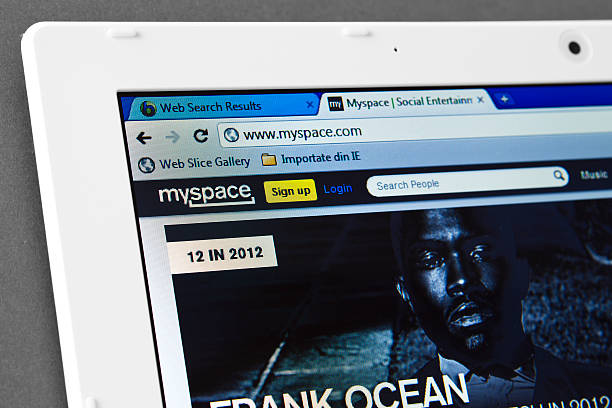 myspace página web en el navegador - web page globe laptop computer monitor fotografías e imágenes de stock