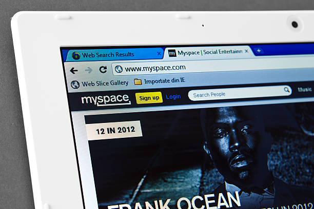 myspace página web do navegador - web page globe laptop computer monitor imagens e fotografias de stock