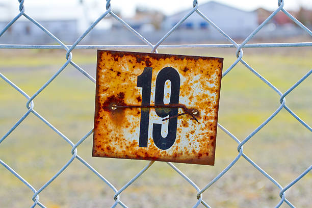 istock Number 19 Rusted Sign 467154715