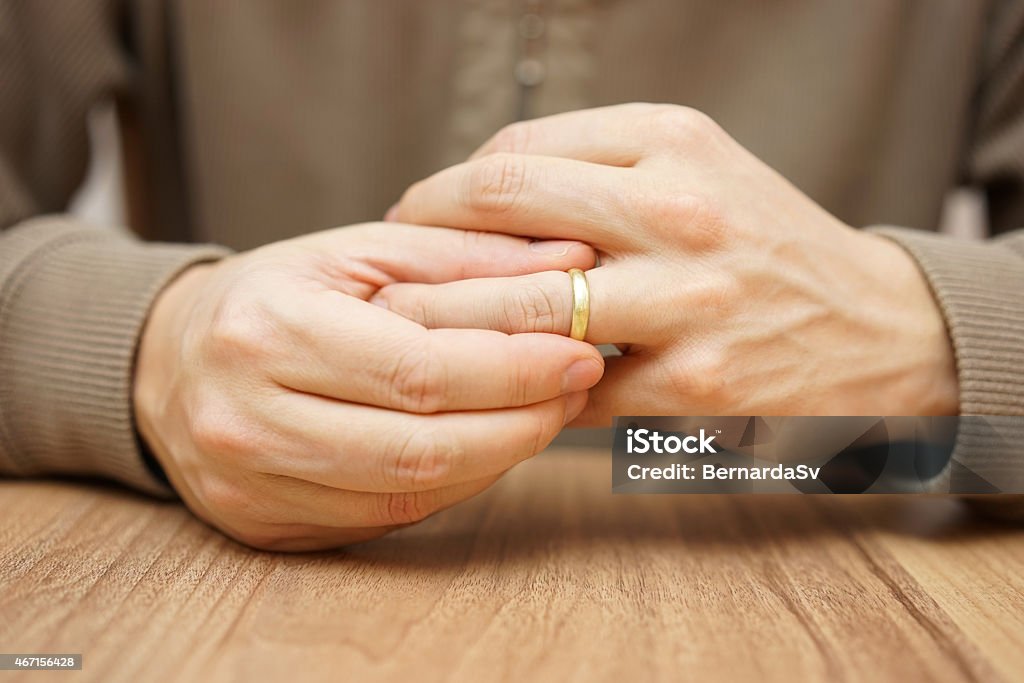 Mann nimmt an der Hochzeit-ring - Lizenzfrei Scheidung Stock-Foto