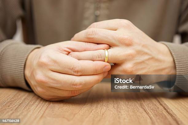 Mann Nimmt An Der Hochzeitring Stockfoto und mehr Bilder von Scheidung - Scheidung, Homosexuell, Gleichgeschlechtliches Paar