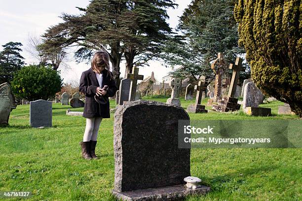 Photo libre de droit de Chagrin banque d'images et plus d'images libres de droit de Cimetière - Cimetière, Petites filles, Enfant