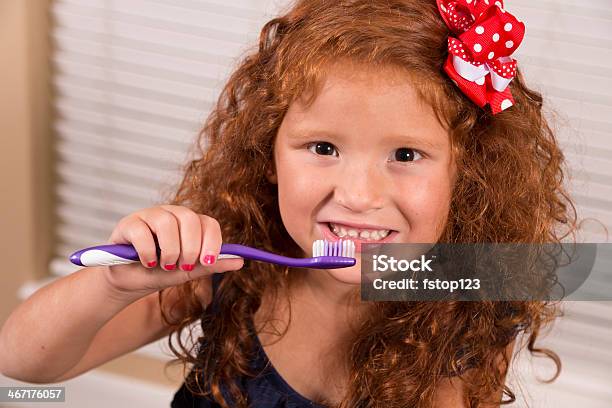 Estilo De Vida Saudável Mulher Jovem Feliz De Pêlo Vermelho Menina Escovar Os Dentes - Fotografias de stock e mais imagens de 4-5 Anos