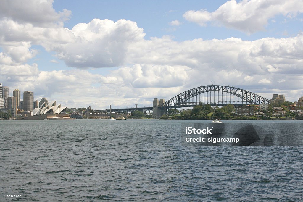 Z widokiem na panoramę Sydney Opera House i - Zbiór zdjęć royalty-free (Architektura)