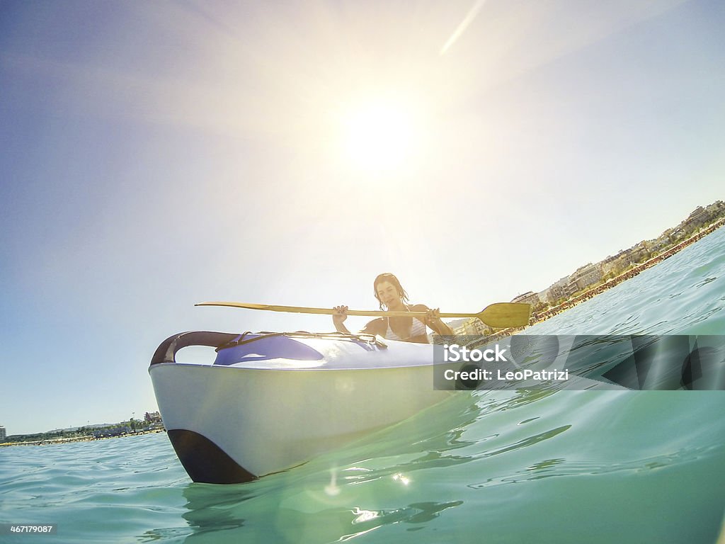 Donna in kayak in mare durante l'estate - Foto stock royalty-free di 20-24 anni