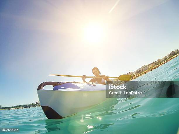 Donna In Kayak In Mare Durante Lestate - Fotografie stock e altre immagini di 20-24 anni - 20-24 anni, Adulto, Allegro