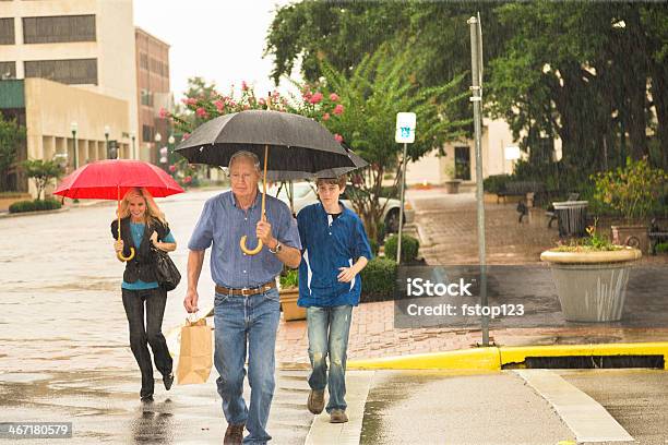 Konsum Menschen Einkaufsmöglichkeiten In Der Innenstadt Im Regen Alle Tragen Sonnenschirmen Stockfoto und mehr Bilder von Amerikanisches Kleinstadtleben