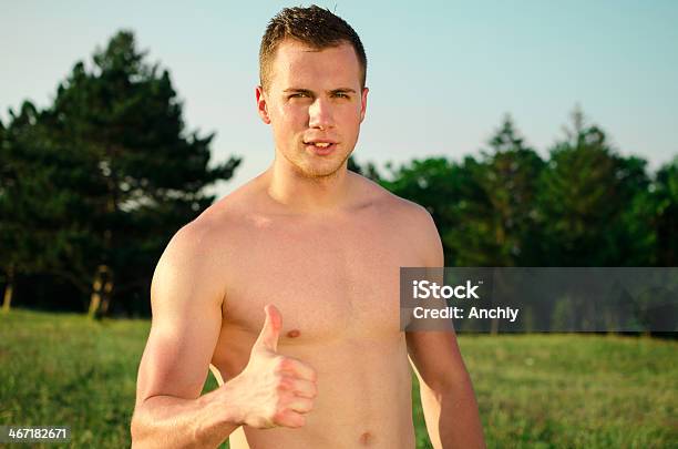 Satisfecho Hombre Después De Entrenamiento Deportivo Foto de stock y más banco de imágenes de Actividad física